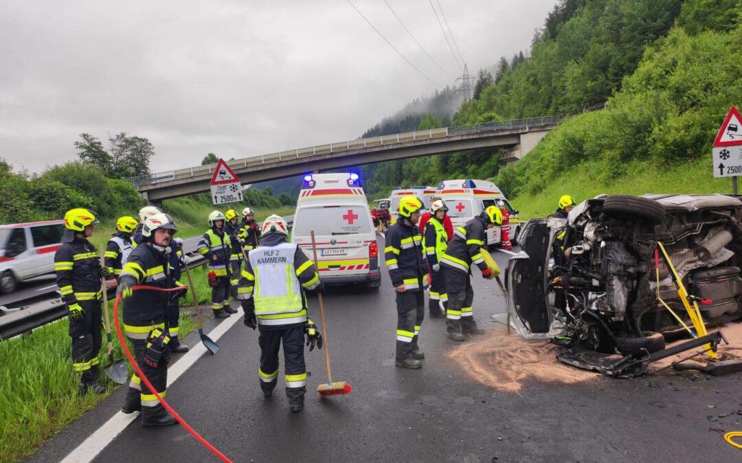 T10 Verkehrsunfall mit eingeklemmter Person