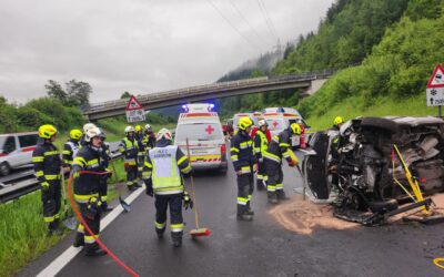 T10 Verkehrsunfall mit eingeklemmter Person